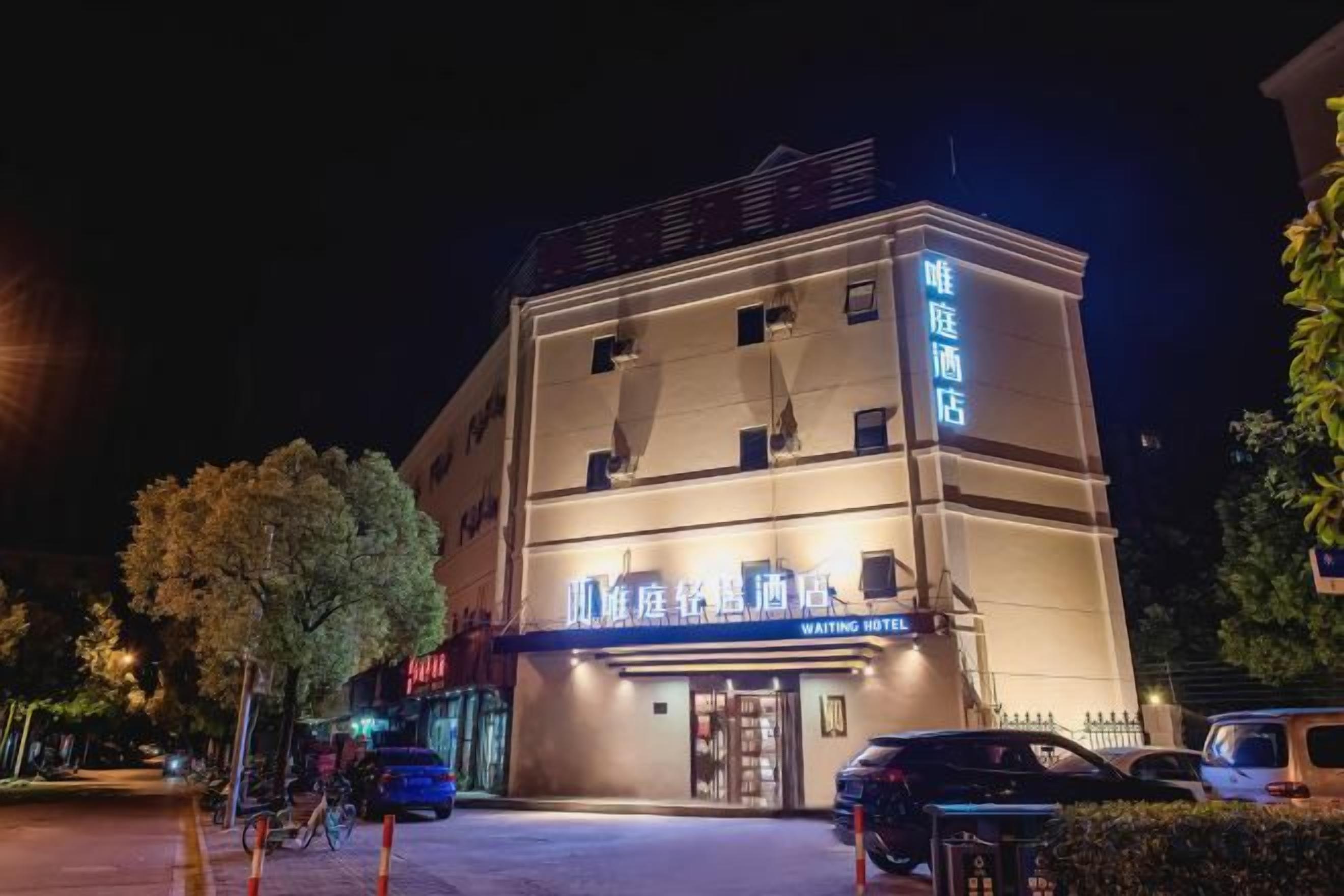 Un hotel de varios pisos con un cartel que indica que es un hotel de espera.