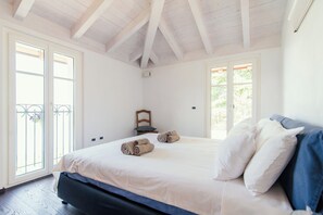 2 ع�دّة غرف نوم ومكواة/لوح كي وواي فاي وملاءات أسرّة