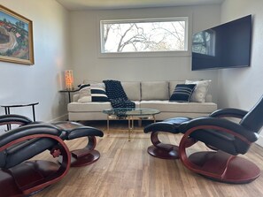 Smart TV - Charming 2-bedroom bungalow, near fabulous wineries, 25 mins from Marrble Falls (Buchanan Dam)