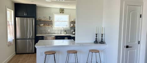 Réfrigérateur, four à micro-ondes, un four, surface de cuisson