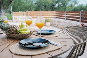 Outdoor dining - Charming 2-bedroom country house in Zakynthos (ZAKYNTHOS)