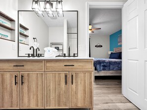 3 chambres, fer et planche à repasser, Wi-Fi, draps fournis