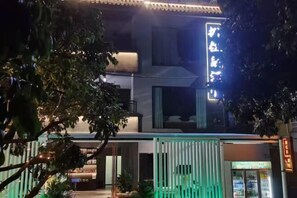 Experience the serene atmosphere of this contemporary building, surrounded by lush trees and a well-manicured lawn, with a secure entrance and modern design.