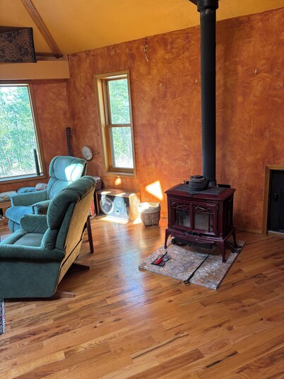 Magnificent Mountain Retreat.
Hundreds of secluded acres to roam.
Pet friendly