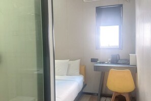 A small room with a bed, a desk, a chair, and a window. - 100 Inn Hotel (Shanghai Zhenping Road Subway Station) (Shanghai)