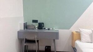 A small, modern room with a desk, chair, and a bed. - 100 Inn Hotel (Shanghai Zhenping Road Subway Station) (Shanghai)