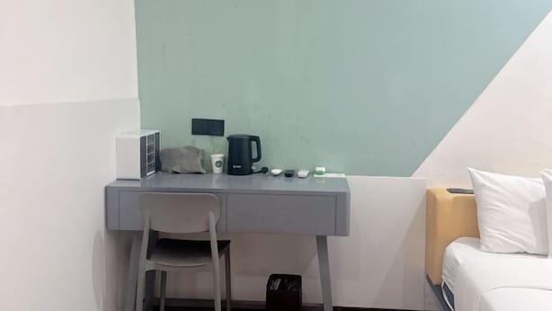 A small, modern room with a desk, chair, and a bed. - 100 Inn Hotel (Shanghai Zhenping Road Subway Station) (Shanghai)