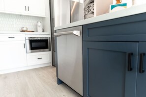 Een koelkast, een magnetron, een oven, een kookplaat