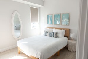 2 sovrum, skrivbord, strykjärn/strykbräda och resesäng