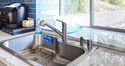 Charming 2-bedroom apartment with AC, WiFi in welcoming Martinez