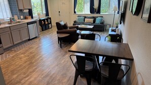 Eine moderne Küche mit Essbereich, einer Couch und einem Couchtisch.