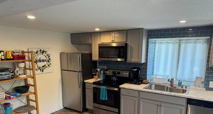 Charming 2-bedroom apartment with AC, WiFi in welcoming Martinez