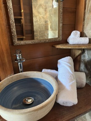 Shower, free toiletries, towels, soap - Hotel Azul Resort (Bastimentos)