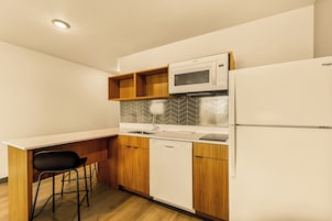 Espacio para trabajar con un portátil, wifi gratis, ropa de cama