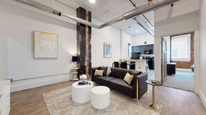 Smart TV - Charming 2-bedroom apartment in the Historic Downtown Grand Island (Grand Island)