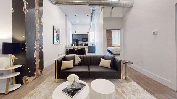 Smart TV - Charming 2-bedroom apartment in the Historic Downtown Grand Island (Grand Island)