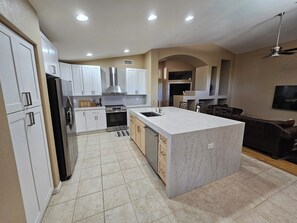 Kjøleskap, mikrobølgeovn, ovn og kokeplater