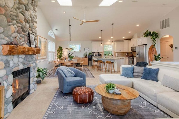 Smart TV, fireplace