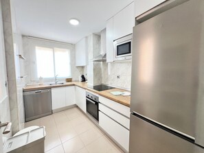 Micro-ondes, four, plaque de cuisson, lave-vaisselle