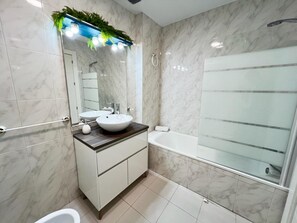 Hair dryer, towels - PUSHE Village Albolote Business & Culture (Albolote)