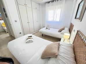 3 bedrooms, iron/ironing board, WiFi, bed sheets - PUSHE Village Albolote Business & Culture (Albolote)