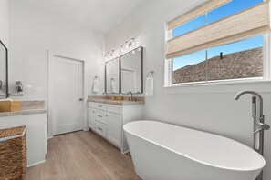 Séchoir à cheveux, serviettes fournies, savon, shampooing