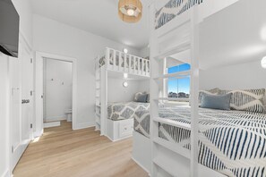 4 habitaciones, escritorio y tabla de planchar con plancha 