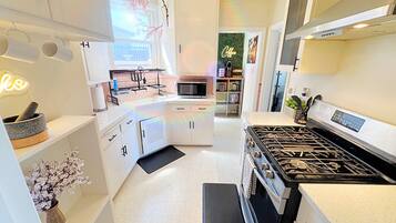 Refrigerador, microondas, horno y parrilla de estufa