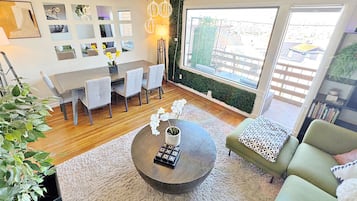 Smart TV, chimenea, libros y impresora