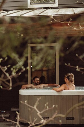 Outdoor spa tub