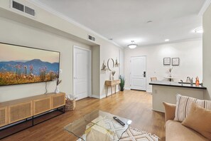 Smart TV - Best getaway in Santa Monica w/Gym, Pool, Free Parking (Culver City)