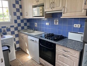 Private kitchen - Farm cottage (Saint-Esteben)