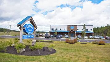 Un edificio comercial con un letrero de Sebago Brewing Co. y un estacionamiento.
