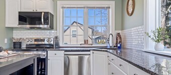 Modern Apartment - 20 Mins to Portland, Deck, Grill & Firepit, King Bed, DogsOK