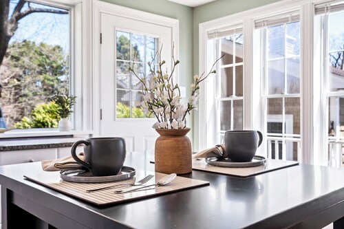 Modern Apartment - 20 Mins to Portland, Deck, Grill & Firepit, King Bed, DogsOK