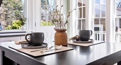 Modern Apartment - 20 Mins to Portland, Deck, Grill & Firepit, King Bed, DogsOK