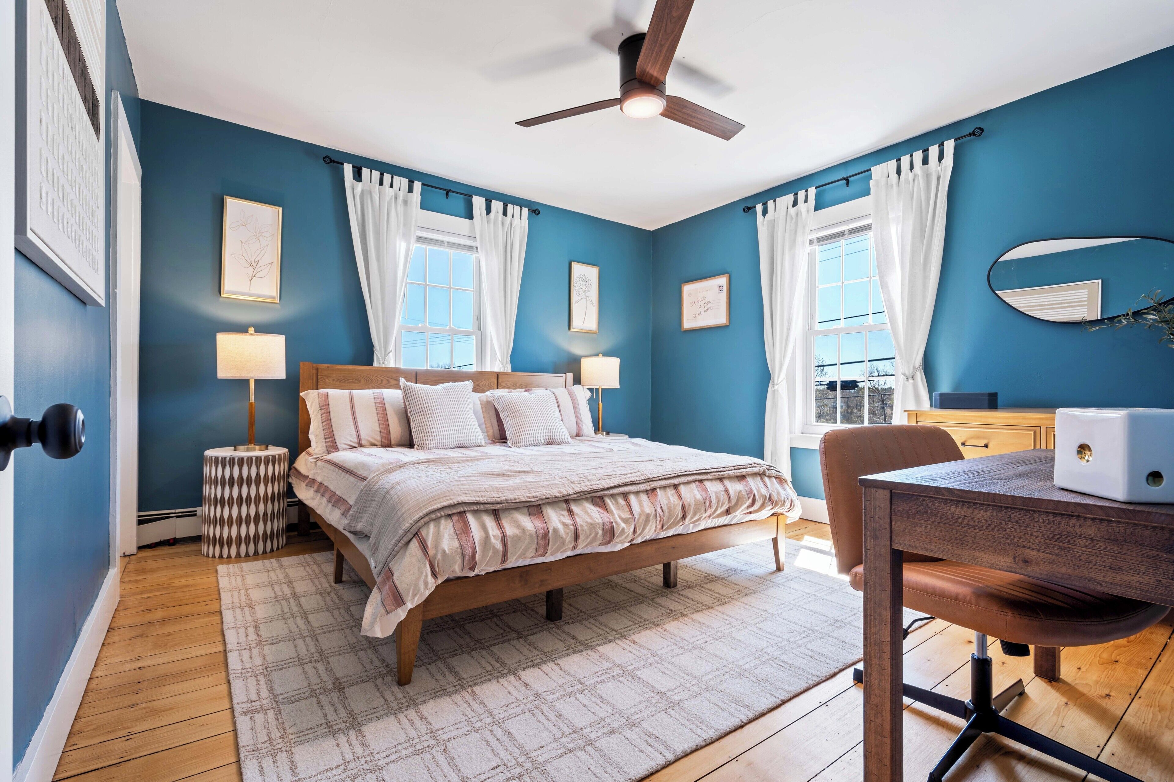 3 chambres, bureau, fer et planche à repasser, lit de bébé portatif