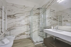 Douche, sèche-cheveux, bidet, serviettes fournies