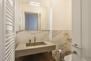Douche, sèche-cheveux, bidet, serviettes fournies