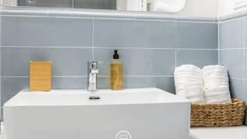 Doccia, asciugacapelli, bidet, asciugamani