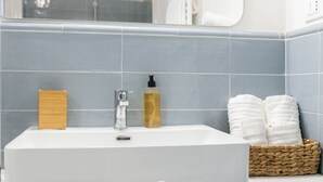 تجهيزات دش، مجففات شعر، مراحيض شطف، مناشف
