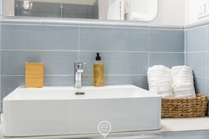 Dusj, hårføner, bidé og håndklær