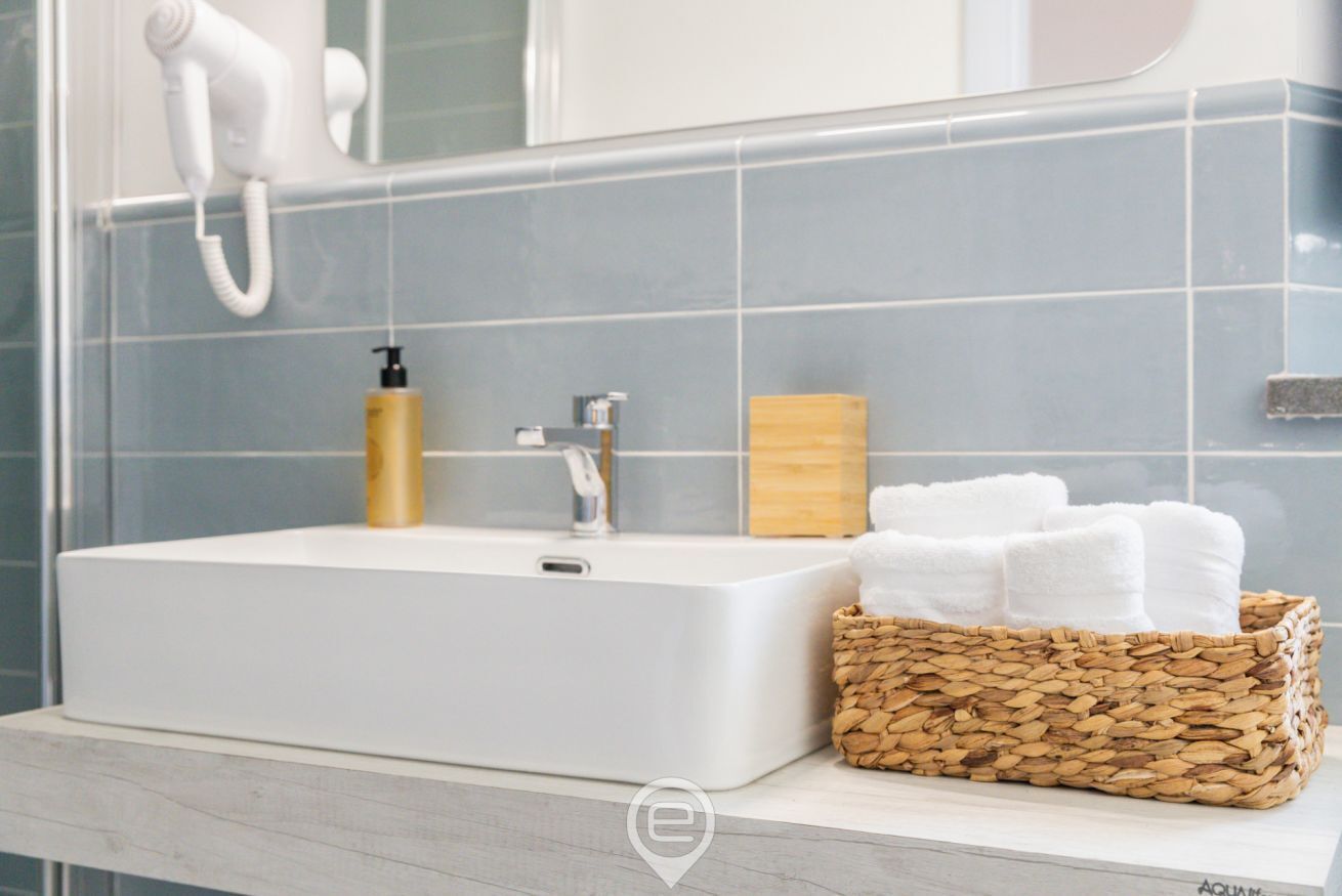 Ducha, secador de pelo, bidet, toallas