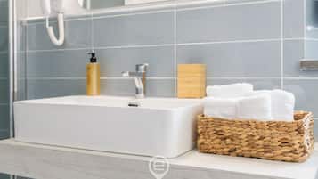 Ducha, secador de pelo, bidet, toallas