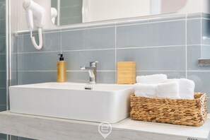 Dutxa, assecador de cabells, bidet i tovalloles 