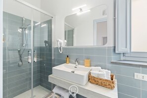 Dusj, hårføner, bidé og håndklær