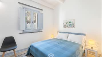 1 bedroom, bed sheets