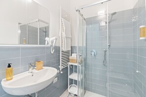 Regadera, secadora de cabello, bidet, toallas 