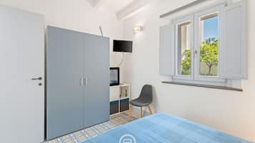 1 bedroom, bed sheets