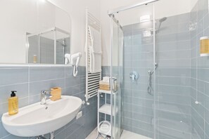 Douche, sèche-cheveux, bidet, serviettes fournies
